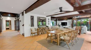 Solander Beachfront with private beach access & pool - Image 5