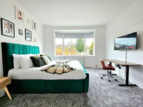 Charming 3-Bed Oasis-free parking - Image 2