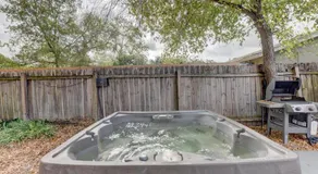 Prime Austin Jacuzzi Firepit and BBQ - Image 4