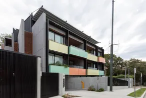 Stylish 2-Bed Apartment with BBQ Patio Near Beach - Image 4