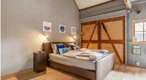 Shed 100 - Image 2