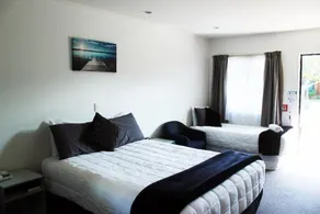 Champers Motor Lodge - Image 2