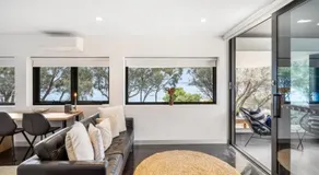 Beachfront Studio with Breathtaking Views - Image 3