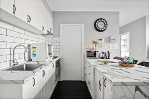 Central 3-Bed Apartment in Vibrant Melbourne - Image 5