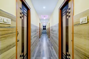 OYO Home Sri Balaji Luxary Rooms Near Inorbit Mall Cyberabad - Image 4