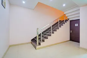OYO Townhouse SSM Hospital Formerly The Arcas Hotel - Image 3