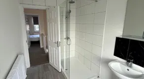 5 bedroom home in Filton - Image 2