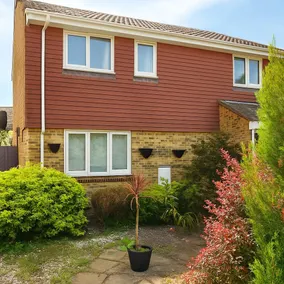 Sittingbourne Spacious 3BR Home with Free Parking - Image 4