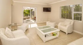 Modern double story beach house - Image 4