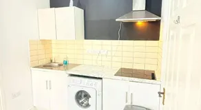 One bed Elizabeth line garden Escape -emphasize privacy and comfort - Image 4