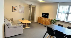 City 6-bedroom, private parking. - Image 2