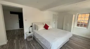 Yugogo One-Bedroom Apartment 37 London Road - Image 2