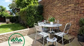 Aisiki Stays Apartments at Hillingdon, 3-Bedroom & 2-Bathroom, Pet-Friendly House with Garden, King or Twin Beds with Free WiFi and Parking Space - Image 3