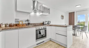 Modern 2BR Urban Nest In Salford, Manchester for 4 - Image 2