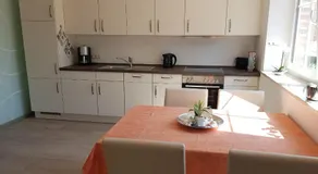 Appartement adapté aux familles avec jardin - Image 3