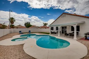 Luxurious House With A Pool, Spa, and Patio, Sleeps 6 Comfortably - Image 5