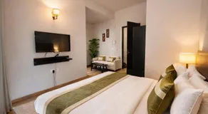 Onyx Suite Luxury Apartment # Lift # Garden # Ac rooms # Private Parking # Near Prem Mandir # Locate - Image 4