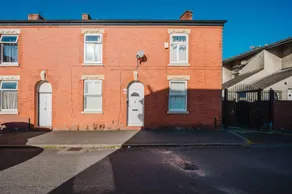 6-Bed Manchester Holiday - Image 4