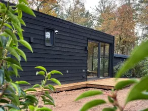 Houten tiny house omringd door natuur - Image 2