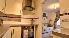 Stylish 1 Bedroom Apartment with Free Parking and Links to London & Essex - Image 3