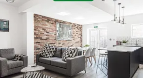 6 Bedroom 6 Bathroom House - Close to to City Centre - Free Parking, Fast Wifi, Smart TV and Work Desks by Yoko Property - Image 4