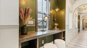 The Bee Room - Cozy Retreat on Midway Main Street - Image 4