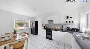 3 bed, 2 Bath, Sleeps 6, with Free Parking & WiFi, ideal for contractors and families - Image 3