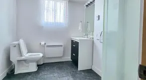 Bright Private Room near Montreal Fast WiFi - Image 5