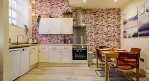Flat 2, The Old Antiques Warehouse - FREE off-site Health Club access with Pool, Sauna, Steam Room & Gym - Image 4