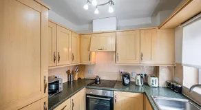 Reading 2-Bed Apartment & Parking - Image 5