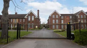 2 Bed Apartment West Hull Secure Parking suit Work or Leisure - Image 4
