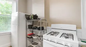 1BR Apartment with WiFi & Laundry near Downtown - Image 4
