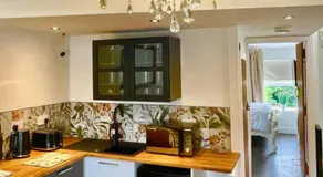 Rooftop One-Bedroom Apartment Near East Midlands Airport - Image 5