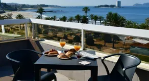 Primera Linea de Playa Samil Costa con Garaje Incluido - Image 3