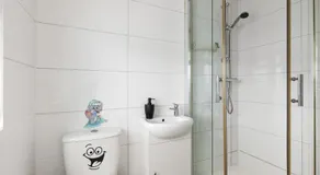 New! Contemporary 2BR Flat in South Croydon - Image 2