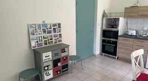 Hébergement TRAVAILLEURS Avec Clim réversible , Wifi satellite , TV 55 pouces Netflix, Prime, Disney, très grand Parking, 80 m2, 4 à 5 personnes - Image 5