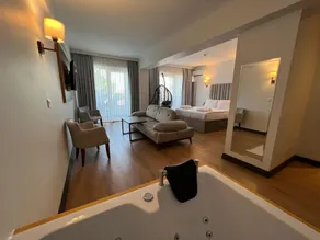 Lake Life Hotel - Image 5