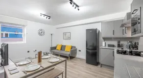 Urban And Trendy Stratford Property Sleeps 8 Free Parking Wifi - Image 3