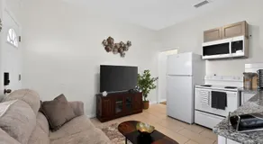 Stylish Home- Mins to St Josephs Hospital & DT - Image 2