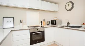 Compton Apartment with free parking - Image 4