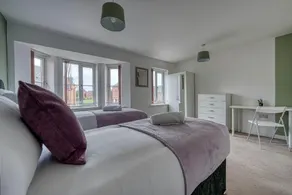 Beautiful 5 Bed House Free WIFI - Image 2