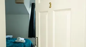 Queens Court Ensuite Studio - Image 2