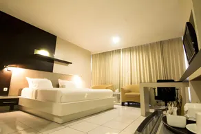 Royal Hotel n' Lounge - Image 2
