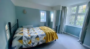 2 Bed City Center Apartment Near Station with Parking - Image 5