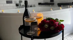 Nuit Magique Love room avec Jacuzzi Privé Nantes - Image 3