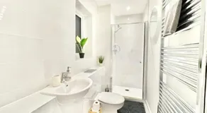 Large 4-bedroom home in Ashford near centre, shopping and restaurants - with parking - Image 2