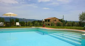 Apartamento con piscina y área privada al aire libre con mesa y sillas.  Cortona (Arezzo) - Image 5