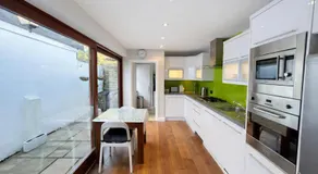 Contemporary 2BDR City Retreat - Image 4