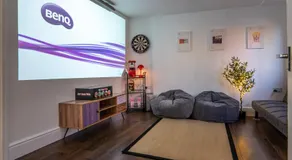 Cranberry House Stylish 3BR, 7 Guests Contractor with Cinema Room Near JLR NEC and Airport - Image 3