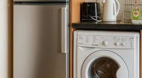Quiet 2-Bed Suburb Stay, Free Parking & Near City - Image 5